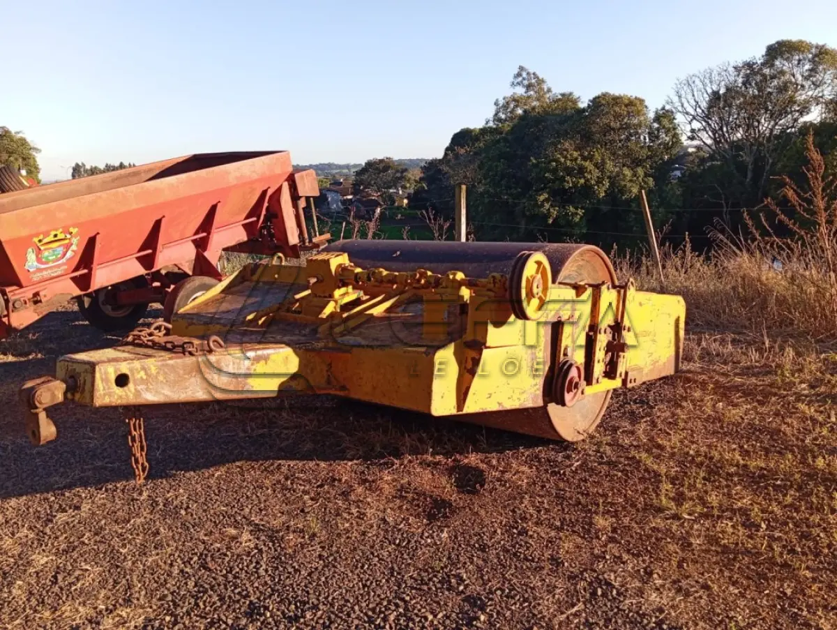 LOTE 006 - ROLO COMPACTADOR
