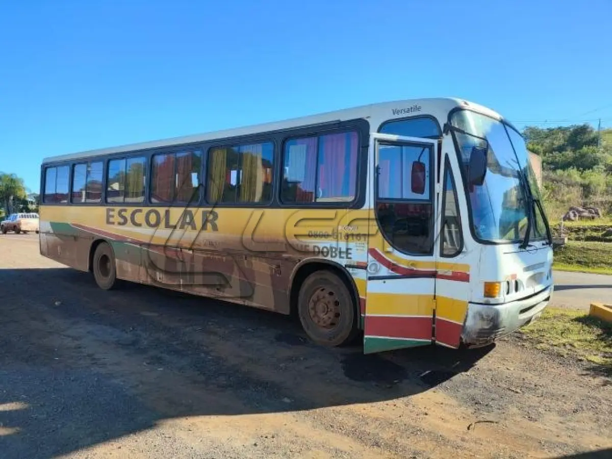 LOTE 002 - ÔNIBUS VOLKSWAGEN 16.180 — CARROCERIA COMIL