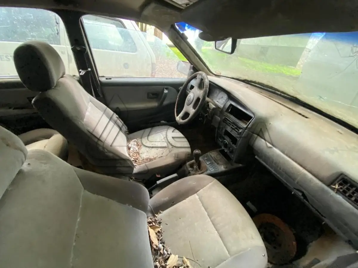 LOTE 062 - Veículo; Marca: Volkswagen; Modelo: Santana; Número de Chassi: 9BWZZZ327WP006773; Ano de Fabricação:1998; Placa: IHT-2150
