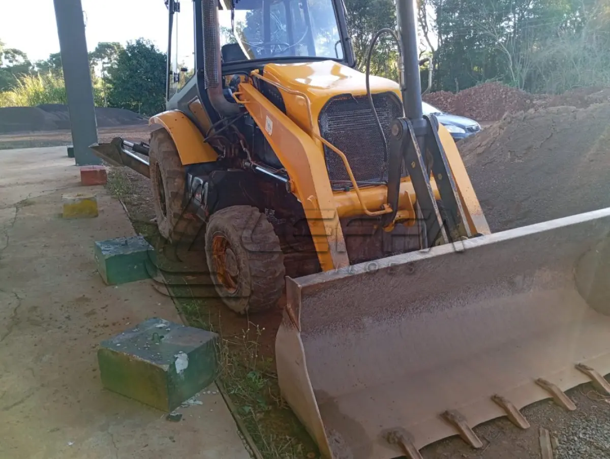 LOTE 002 - RETROESCAVADEIRA RANDON RD 406 4X4