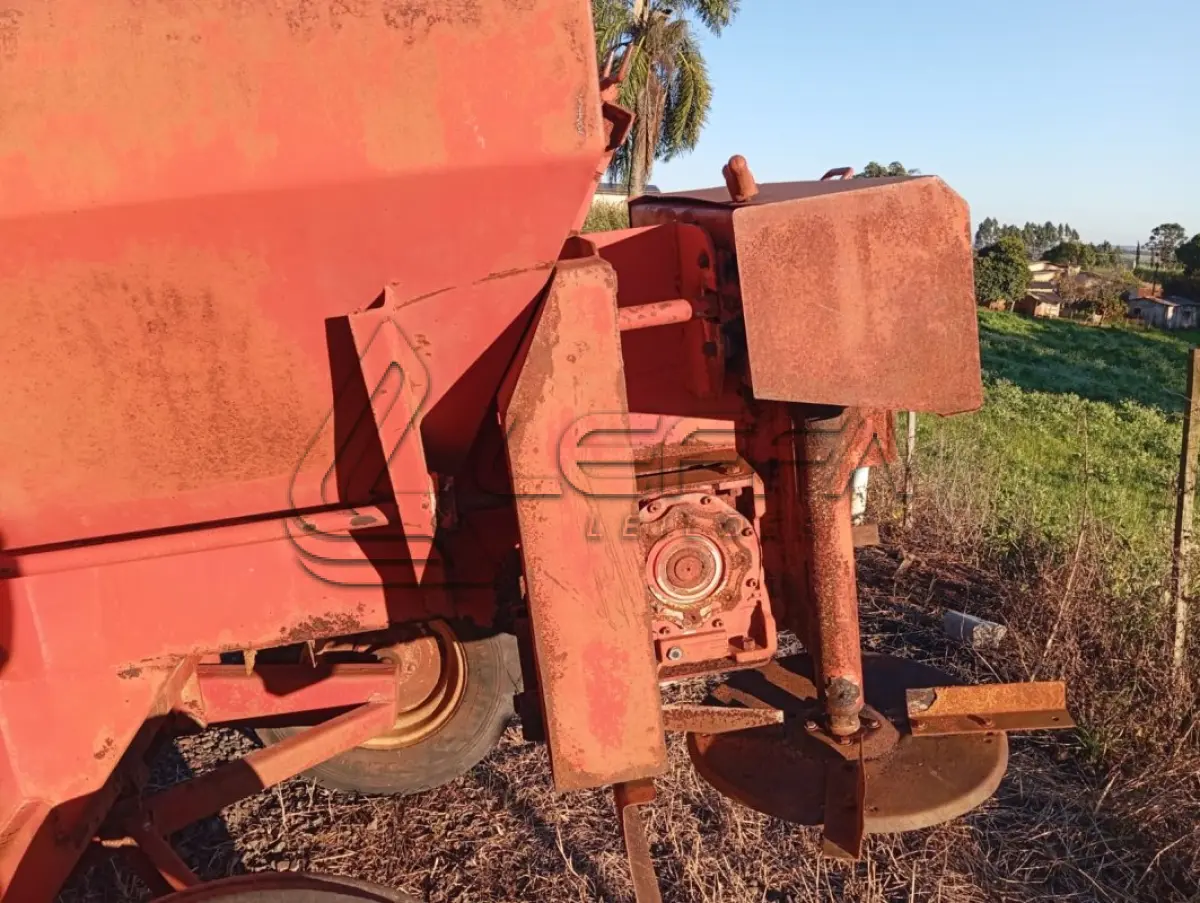 LOTE 004 - DISTRIBUIDOR DE CALCÁRIO E ADUBO IAC 500 KG