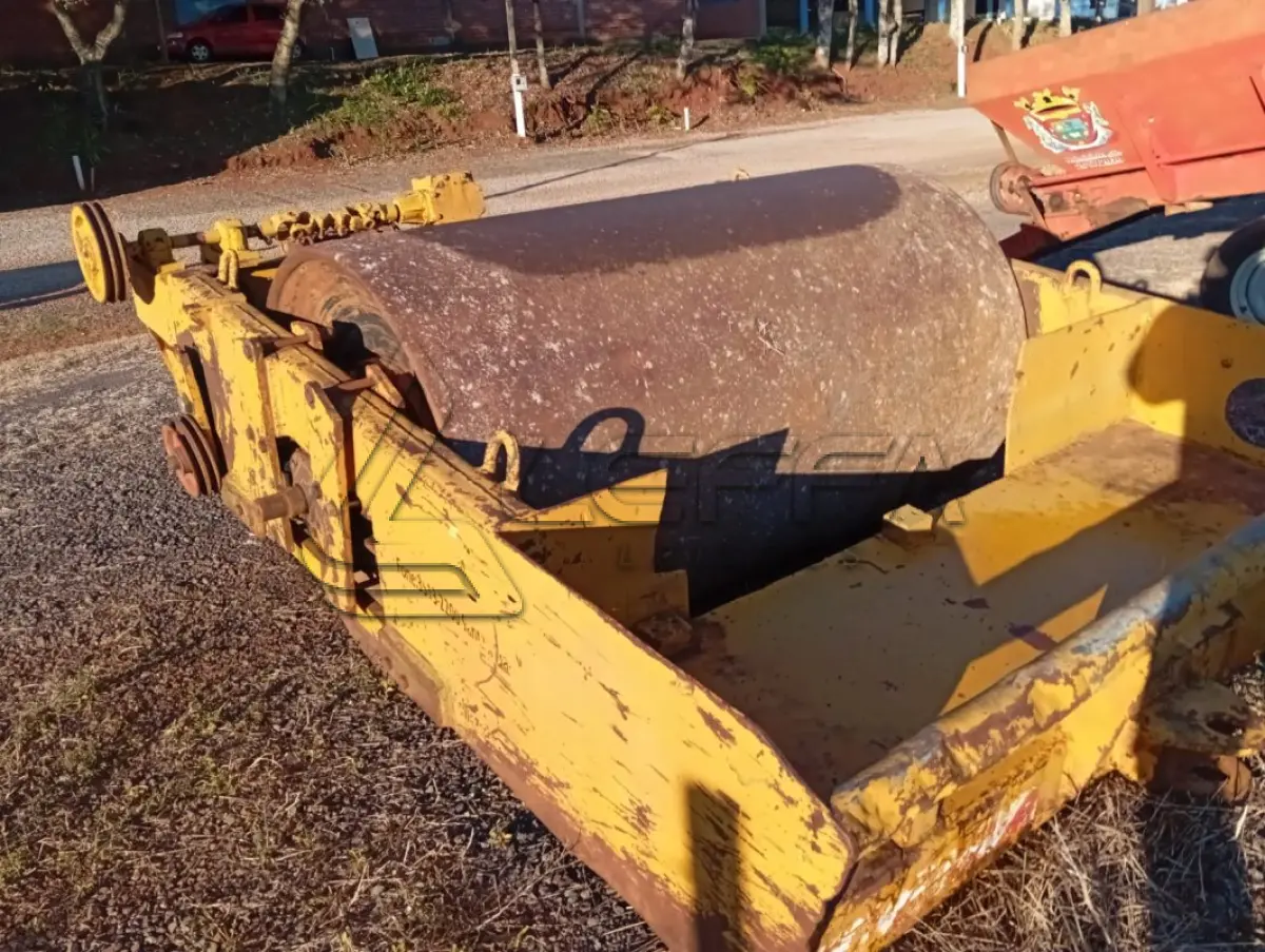 LOTE 006 - ROLO COMPACTADOR