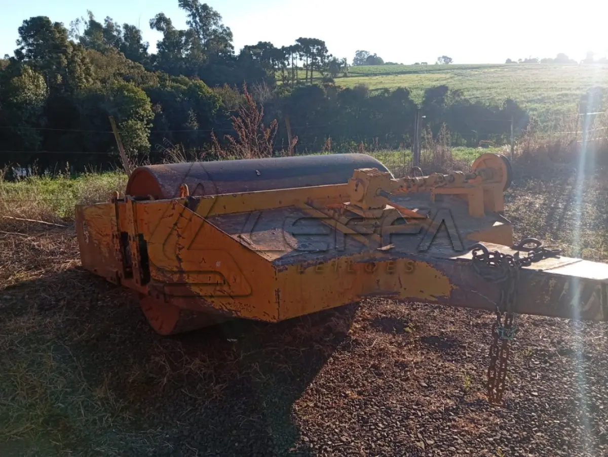 LOTE 006 - ROLO COMPACTADOR