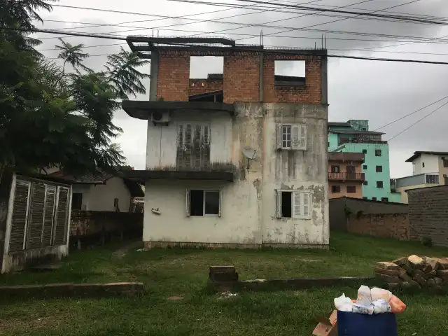 OS DIREITOS POSSESSÓRIOS DO EXECUTADO, REFERENTE AO APTO, Nº 203, ED PARAMAR EM TORRES/RS