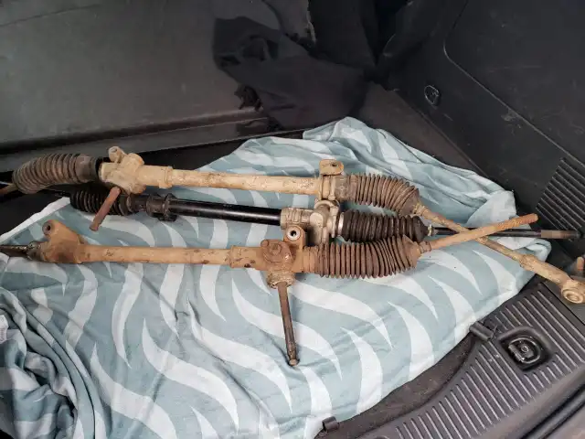 Três caixas de direção, marcas e modelos diversos, usados