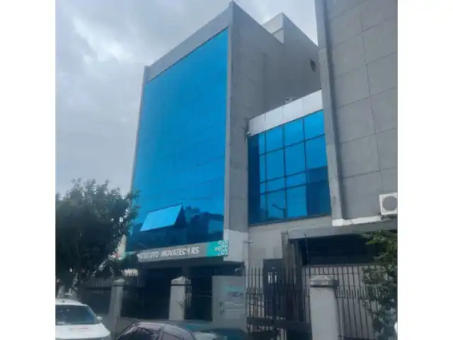 UM TERRENO URBANO, COM UM PRÉDIO COMERCIAL DE SETE PAVIMENTOS, LOCALIZADO NA RUA DOUTOR GASTAO RHODES, N° 448, PORTO ALEGRE/RS.