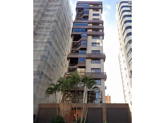 UM APARTAMENTO NO EDIFÍCIO LONGH BEACH, COM ÁREA REAL PRIVATIVA DE 103,250m², NA RUA ITAPEVA N° 316, SITUADO NO CENTRO DA CIDADE DE TORRES/RS
