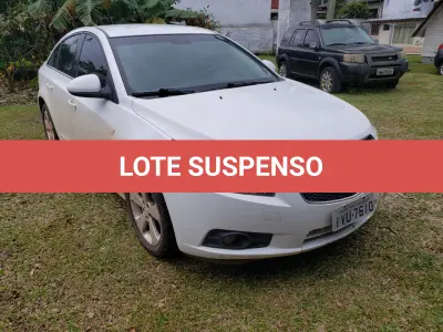 LOTE 001 - UM VEÍCULO GM/CHEVROLET CRUZE 1.8, PLACAS IVU-7610, ANO 2014/2014