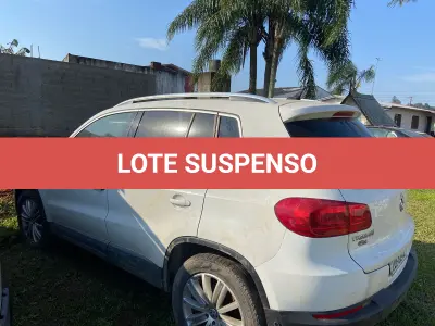 LOTE 001 - UM VEÍCULO I/VW TIGUAN 2.0 TSI, COR BRANCA, GASOLINA, ANO/MODELO 2013, PLACAS IUF-6I42, RENAVAM 532131681.