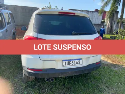 LOTE 001 - UM VEÍCULO I/VW TIGUAN 2.0 TSI, COR BRANCA, GASOLINA, ANO/MODELO 2013, PLACAS IUF-6I42, RENAVAM 532131681.