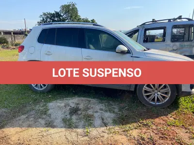 LOTE 001 - UM VEÍCULO I/VW TIGUAN 2.0 TSI, COR BRANCA, GASOLINA, ANO/MODELO 2013, PLACAS IUF-6I42, RENAVAM 532131681.
