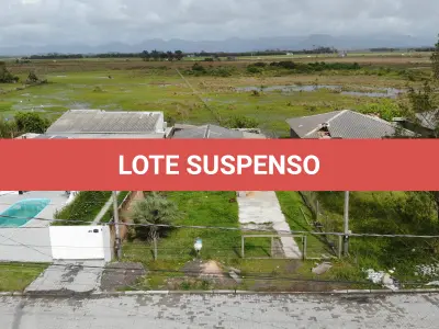 LOTE 001 - UMA CASA DE MADEIRA (NÃO AVERBADA), CONSTITUÍDA SOBRE O LOTE  04, DA QUADRA 35, PRAIA DE ARPOADOR – XANGRI-LÁ