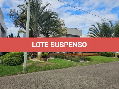 LOTE 001 - UMA CASA DE ALVENARIA COM APROXIMADAMENTE 340,10M² CONSTRUÍDA SOBRE O LOTE F6 DA QUADRA F, DO CONDOMÍNIO HORIZONTAL OCEAN SIDE, TORRES/RS