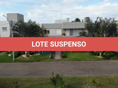 LOTE 001 - UMA CASA DE ALVENARIA COM APROXIMADAMENTE 340,10M² CONSTRUÍDA SOBRE O LOTE F6 DA QUADRA F, DO CONDOMÍNIO HORIZONTAL OCEAN SIDE, TORRES/RS