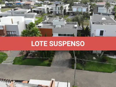 LOTE 001 - UMA CASA DE ALVENARIA COM APROXIMADAMENTE 340,10M² CONSTRUÍDA SOBRE O LOTE F6 DA QUADRA F, DO CONDOMÍNIO HORIZONTAL OCEAN SIDE, TORRES/RS