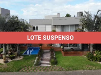 LOTE 001 - UMA CASA DE ALVENARIA COM APROXIMADAMENTE 340,10M² CONSTRUÍDA SOBRE O LOTE F6 DA QUADRA F, DO CONDOMÍNIO HORIZONTAL OCEAN SIDE, TORRES/RS