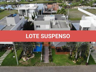 LOTE 001 - UMA CASA DE ALVENARIA COM APROXIMADAMENTE 340,10M² CONSTRUÍDA SOBRE O LOTE F6 DA QUADRA F, DO CONDOMÍNIO HORIZONTAL OCEAN SIDE, TORRES/RS