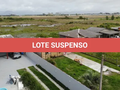 LOTE 001 - UMA CASA DE MADEIRA (NÃO AVERBADA), CONSTITUÍDA SOBRE O LOTE  04, DA QUADRA 35, PRAIA DE ARPOADOR – XANGRI-LÁ