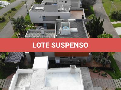 LOTE 001 - UMA CASA DE ALVENARIA COM APROXIMADAMENTE 340,10M² CONSTRUÍDA SOBRE O LOTE F6 DA QUADRA F, DO CONDOMÍNIO HORIZONTAL OCEAN SIDE, TORRES/RS