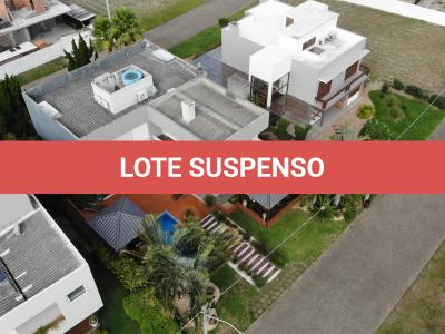 LOTE 001 - UMA CASA DE ALVENARIA COM APROXIMADAMENTE 340,10M² CONSTRUÍDA SOBRE O LOTE F6 DA QUADRA F, DO CONDOMÍNIO HORIZONTAL OCEAN SIDE, TORRES/RS