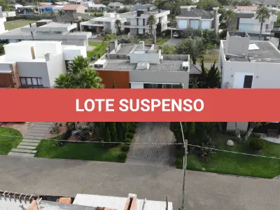 LOTE 001 - UMA CASA DE ALVENARIA COM APROXIMADAMENTE 340,10M² CONSTRUÍDA SOBRE O LOTE F6 DA QUADRA F, DO CONDOMÍNIO HORIZONTAL OCEAN SIDE, TORRES/RS