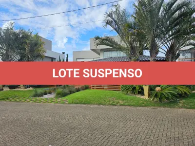 LOTE 001 - UMA CASA DE ALVENARIA COM APROXIMADAMENTE 340,10M² CONSTRUÍDA SOBRE O LOTE F6 DA QUADRA F, DO CONDOMÍNIO HORIZONTAL OCEAN SIDE, TORRES/RS