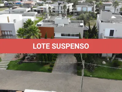 LOTE 001 - UMA CASA DE ALVENARIA COM APROXIMADAMENTE 340,10M² CONSTRUÍDA SOBRE O LOTE F6 DA QUADRA F, DO CONDOMÍNIO HORIZONTAL OCEAN SIDE, TORRES/RS