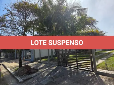 LOTE 001 - UM TERRENO URBANO, COM BENFEITORIAS, localizado na Rua Luiz Bauer, 197, Bairro Centro, nesta cidade (Torres/RS), com a edificação de uma residência mista