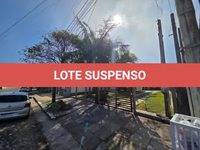LOTE 001 - UM TERRENO URBANO, COM BENFEITORIAS, localizado na Rua Luiz Bauer, 197, Bairro Centro, nesta cidade (Torres/RS), com a edificação de uma residência mista