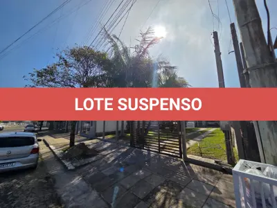 LOTE 001 - UM TERRENO URBANO, COM BENFEITORIAS, localizado na Rua Luiz Bauer, 197, Bairro Centro, nesta cidade (Torres/RS), com a edificação de uma residência mista