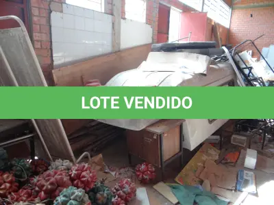 LOTE 009 - SUCATAS DIVERSAS, composto por ferros, motores, carroceria ambulância antiga