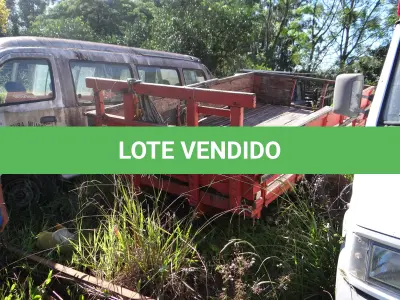 LOTE 007 - CARROÇÃO DE MADEIRA EM VERMELHO