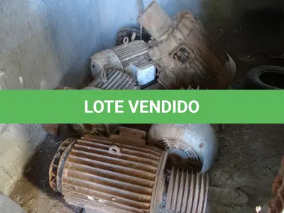 LOTE 009 - SUCATAS DIVERSAS, composto por ferros, motores, carroceria ambulância antiga