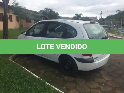 LOTE 008 - VEÍCULO RENAULT/SCENIC, RT 1.6 16V, placas ILI-9466, gasolina, ano e modelo 2003, cor branca.