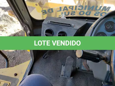 LOTE 001 - UM VEÍCULO, TIPO PÁ CARREGADEIRA, Modelo XG958, fabricação/modelo 2013