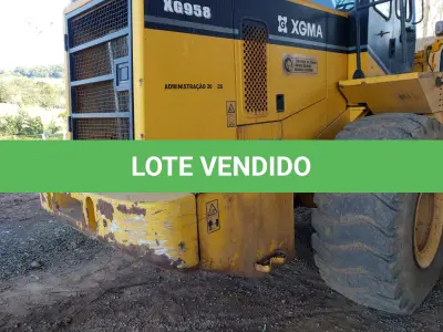LOTE 001 - UM VEÍCULO, TIPO PÁ CARREGADEIRA, Modelo XG958, fabricação/modelo 2013