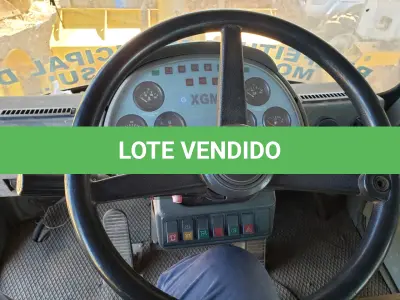 LOTE 001 - UM VEÍCULO, TIPO PÁ CARREGADEIRA, Modelo XG958, fabricação/modelo 2013