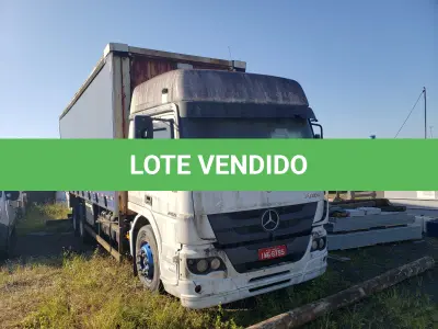 LOTE 001 - UM CAMINHÃO MERCEDEZ BENZ/ATEGO 2426, PLACAS IWG-8795, ANO 2014 MODELO 2014, RENAVAM 1034819914