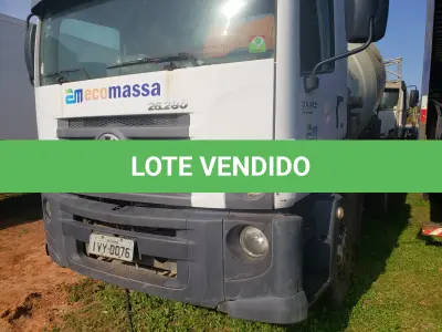 LOTE 002 - UM CAMINHÃO VW/26.280 CRM 6X4, PLACAS IVY-0076, ANO 2014, BRANCO, DIESEL