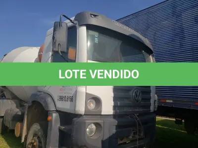 LOTE 001 - UM CAMINHÃO VW/26.280 CRM 6X4, PLACAS IVY-0096, ANO 2014, BRANCO, DIESEL