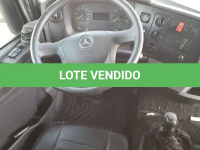 LOTE 001 - UM CAMINHÃO MERCEDEZ BENZ/ATEGO 2426, PLACAS IWG-8795, ANO 2014 MODELO 2014, RENAVAM 1034819914