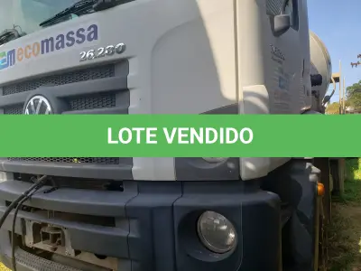 LOTE 001 - UM CAMINHÃO VW/26.280 CRM 6X4, PLACAS IVY-0096, ANO 2014, BRANCO, DIESEL