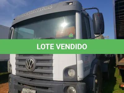 LOTE 002 - UM CAMINHÃO VW/26.280 CRM 6X4, PLACAS IVY-0076, ANO 2014, BRANCO, DIESEL