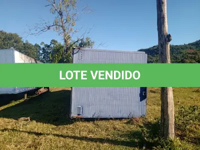 LOTE 004 - UM SEMI-REBOQUE, MARCA SR/RANDON SR FG, COM BAÚ, PLACAS CZB-4651, RENAVAM 745104568, ANO 2000/2001, EIXOS FIXOS PARA REBOQUE E SEMI-REBOQUE (03)