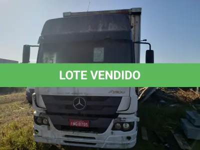LOTE 001 - UM CAMINHÃO MERCEDEZ BENZ/ATEGO 2426, PLACAS IWG-8795, ANO 2014 MODELO 2014, RENAVAM 1034819914