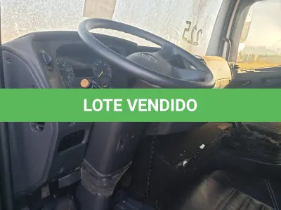 LOTE 001 - UM CAMINHÃO MERCEDEZ BENZ/ATEGO 2426, PLACAS IWG-8795, ANO 2014 MODELO 2014, RENAVAM 1034819914