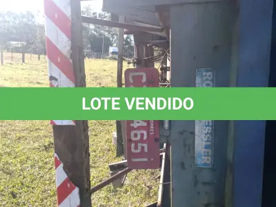 LOTE 004 - UM SEMI-REBOQUE, MARCA SR/RANDON SR FG, COM BAÚ, PLACAS CZB-4651, RENAVAM 745104568, ANO 2000/2001, EIXOS FIXOS PARA REBOQUE E SEMI-REBOQUE (03)