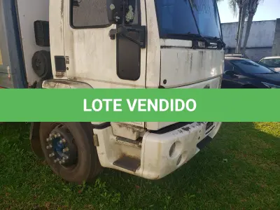 LOTE 002 - UM CAMINHÃO FORD/CARGO 2428E, PLACAS IOZ-7081, ANO 2008, MODELO 2009, CMT, 35,00 TONELADAS, COM CARROCERIA 9M