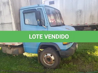 LOTE 001 - UM CAMINHÃO MERCEDES BENZ/710, PLACAS IKD-3985, COR AZUL, ANO/MODELO 2001, RENAVAM 763454389.