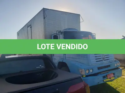 LOTE 003 - UM CAMINHÃO MERCEDES BENZ/L 1418R, PLACAS AJI-8263, ANO/MODELO 2000, COR AZUL